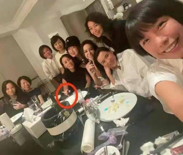 那英杨坤现身私人聚会！那英穿黑T变温柔<strong></p> <p>杨坤</strong>，杨坤被美女环绕脸通红