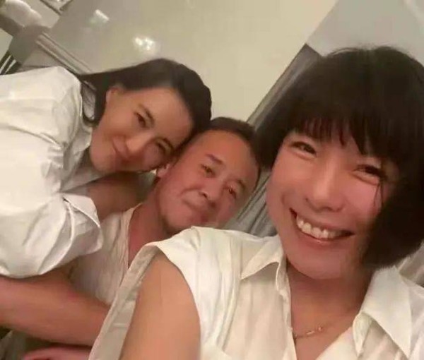那英杨坤现身私人聚会！那英穿黑T变温柔<strong></p> <p>杨坤</strong>，杨坤被美女环绕脸通红