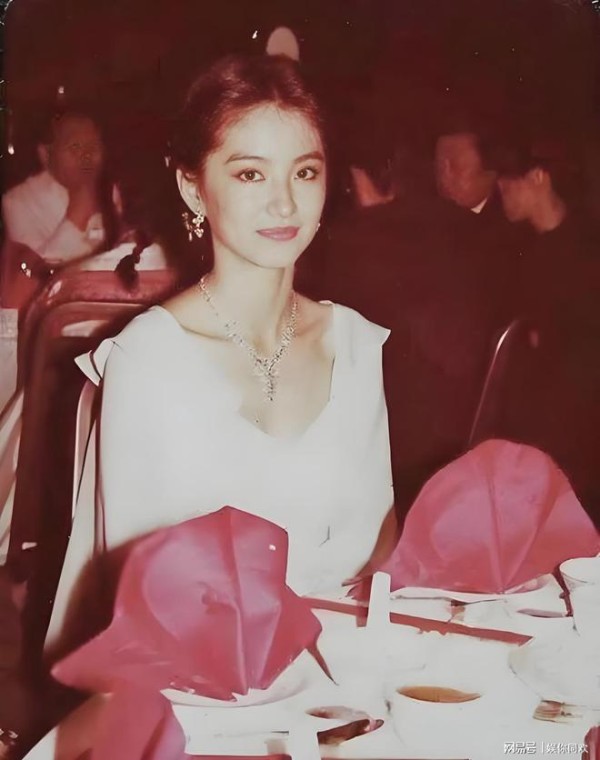 1976年，22岁的林青霞出席慈善晚宴时，浅笑盈盈