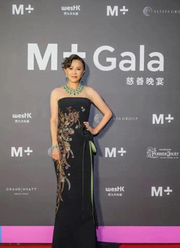 刘嘉玲中秋慈善晚宴惊艳亮相，优雅自信尽显成熟魅力与风采