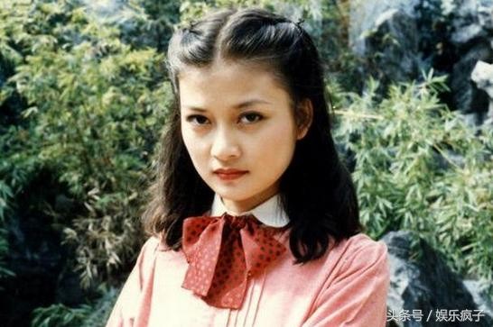16岁一曲成名，巅峰时隐退歌坛，做生意惨败，48岁仍待字闺中
