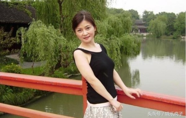 16岁一曲成名，巅峰时隐退歌坛，做生意惨败，48岁仍待字闺中