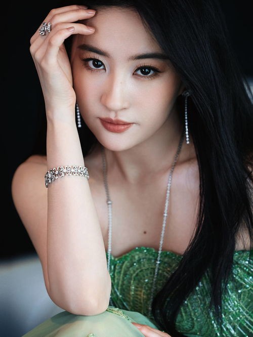 刘亦菲李现王诗龄刘冲合照_四位明星罕见同框，刘亦菲李现王诗龄刘冲合照引热议
