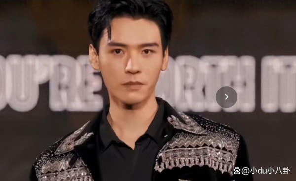 众星参加巴黎时装周，龚俊担任模特走秀，杨紫被粉丝夸赞漂亮
