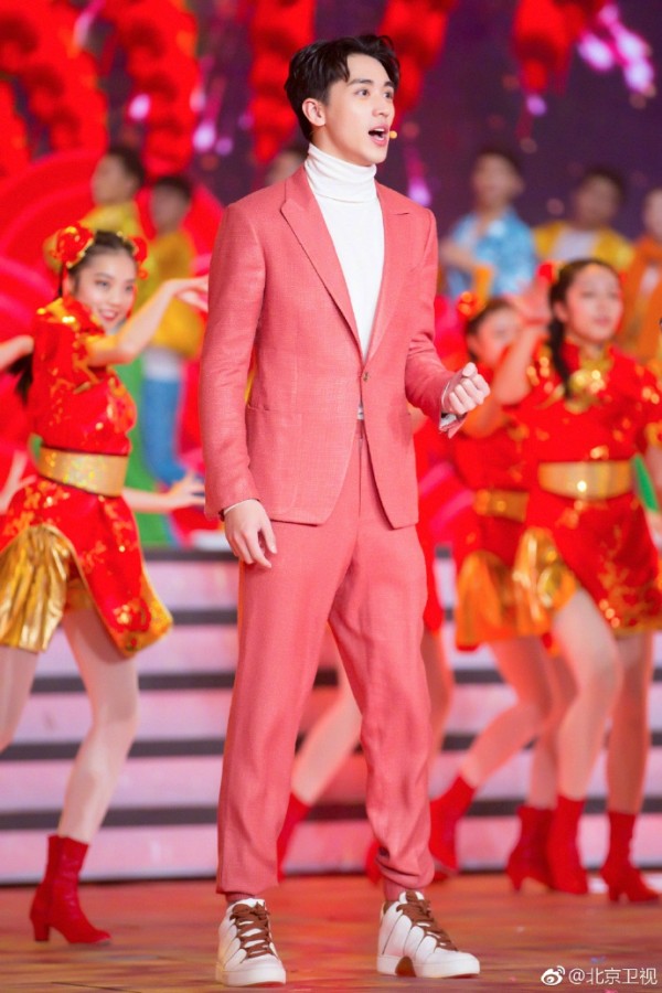 北京春晚开场 任嘉伦秦俊杰许魏洲三男星同台比帅