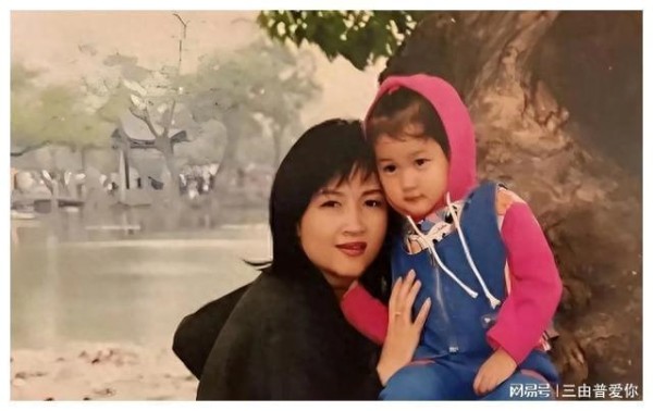 揭秘关晓彤：星光璀璨背后的家族秘辛与自我超越之旅