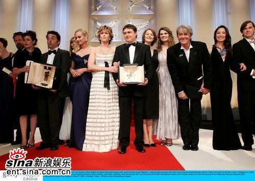 图文:戛纳获奖明星嘉宾合影杨紫琼牵手两帅哥