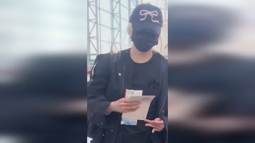 关晓彤路透造型，鸭舌帽搭配休闲装 真的漂亮 脸蛋和身材都完美