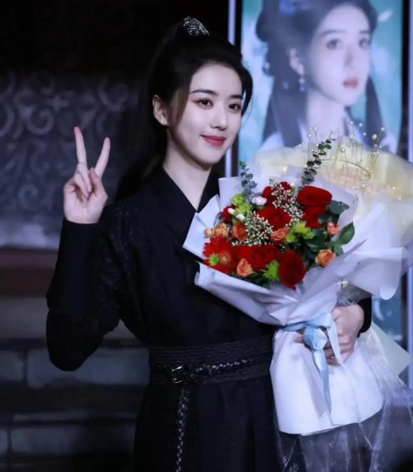 女星李凯馨自讨苦吃，官方介入调查，各大官媒点名批评，星途尽毁