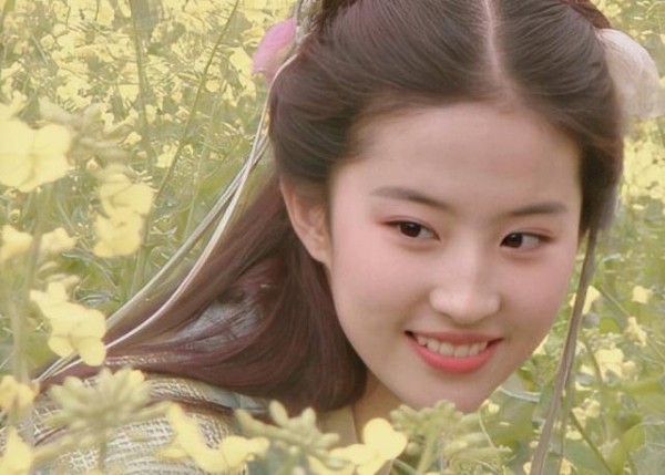 32岁刘亦菲素颜照曝光，真爱粉都不忍直视，女神“崩了”？