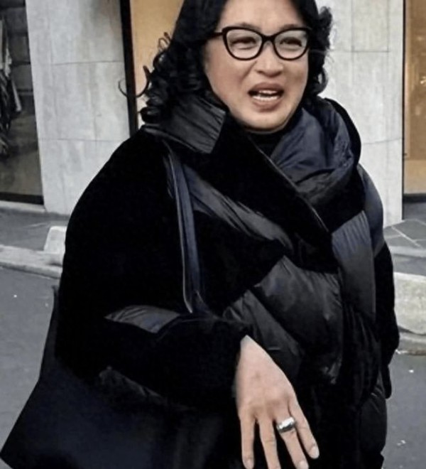 逃到国外半年后金星近照曝光，穿貂喝红酒住别墅，网友：这是跑路