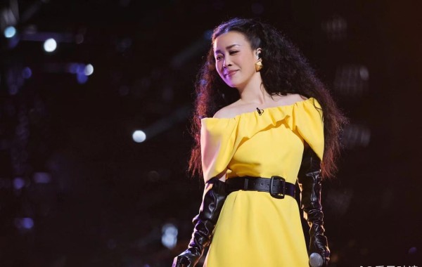 换对发型年轻10岁，那英公演造型挑战复古羊毛卷+连衣裙，真迷人