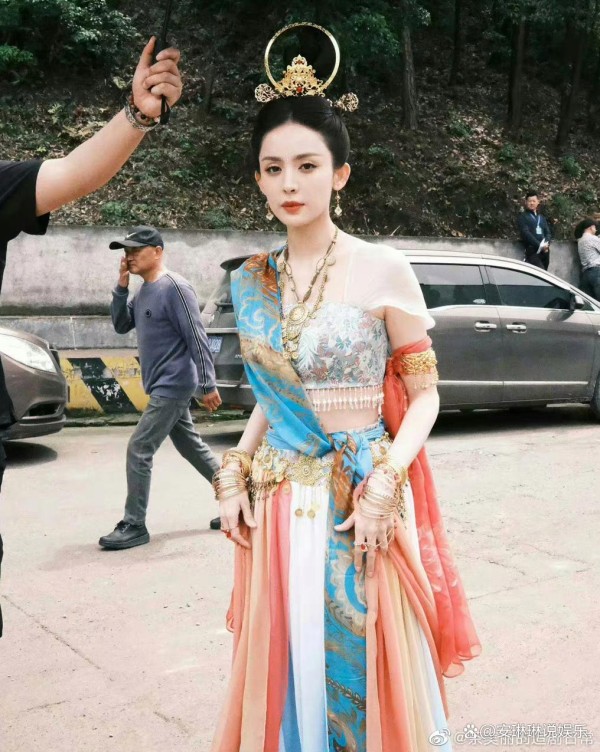 娜扎《萌探3》最新路透️曝光，好像神女下凡了！