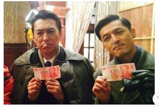 明星片场休息时真实模样，刘德华太接地气了，胡歌、靳东超搞笑！