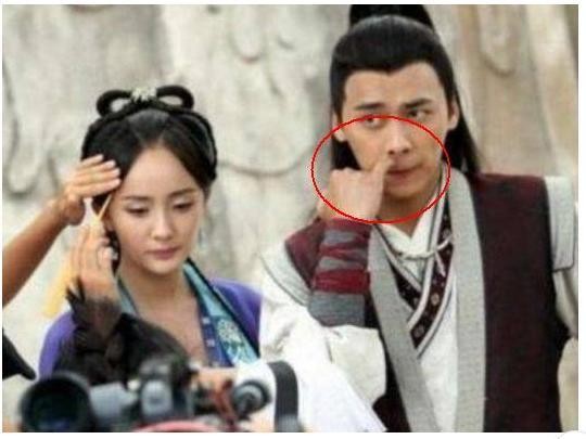 明星片场休息时真实模样，刘德华太接地气了，胡歌、靳东超搞笑！