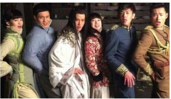 明星片场休息时真实模样，刘德华太接地气了，胡歌、靳东超搞笑！
