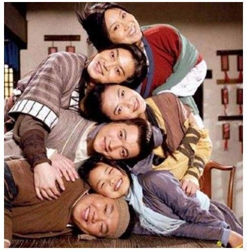 明星片场休息时真实模样，刘德华太接地气了，胡歌、靳东超搞笑！
