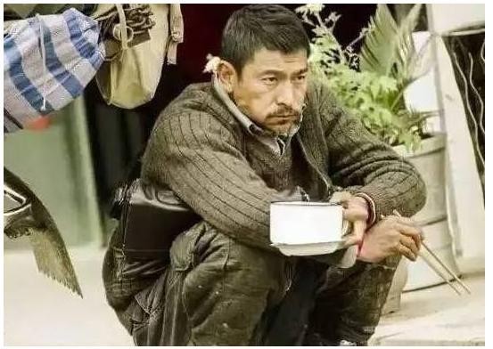 明星片场休息时真实模样，刘德华太接地气了，胡歌、靳东超搞笑！