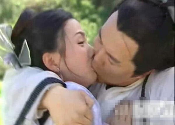 拍吻戏入戏太深的明星，她是首位伸舌头的女星，网友：看害羞了！