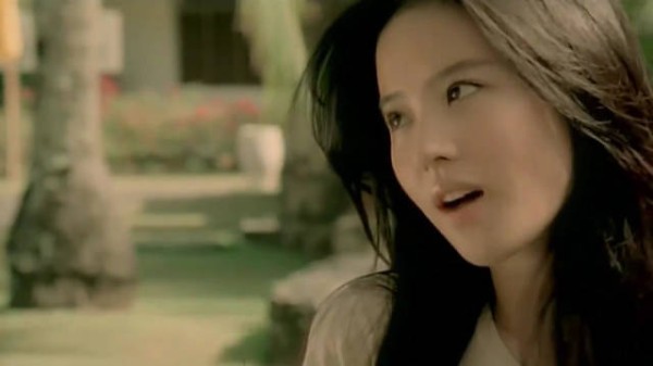 刘亦菲演唱《就要我滋味》，歌曲MV是刘亦菲19岁时在巴厘岛拍摄的…