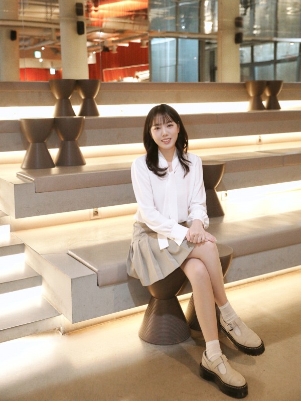 作者李夏恩出版了K-POP业界30人的采访集《演艺界非正式立场》。 hyerimkeem studio