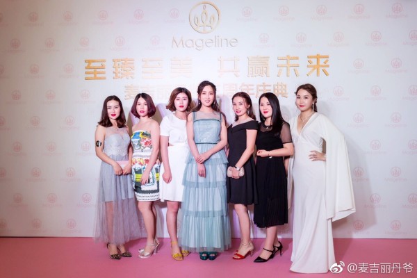 马苏左手边第2位穿黑色长裙的就是品牌总监<a href='https://weibo.com/n/麦吉丽丹爷'>@麦吉丽丹爷</a>
