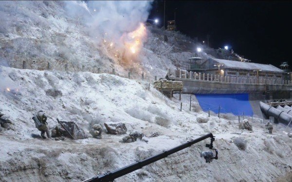 《长津湖》剧组正在拍摄雪地上的战争场景。