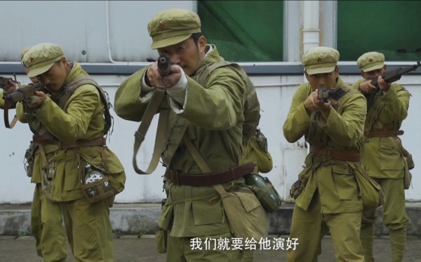 吴京和演员们正在进行训练。