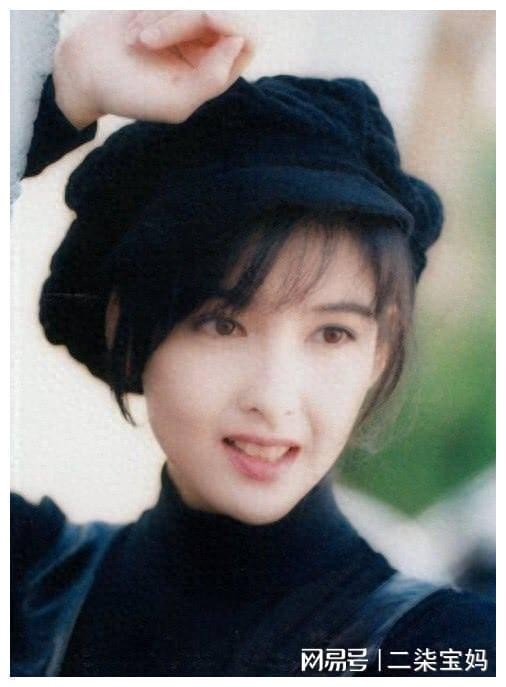 被誉为香港“玉女”，怕变老不晒太阳不生子，今52岁嫩出水