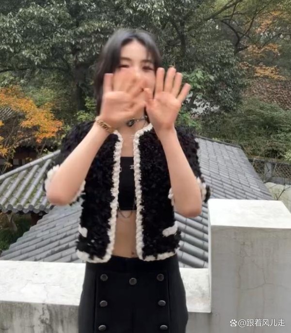张子枫的腹肌逆袭：自律成就璀璨星光