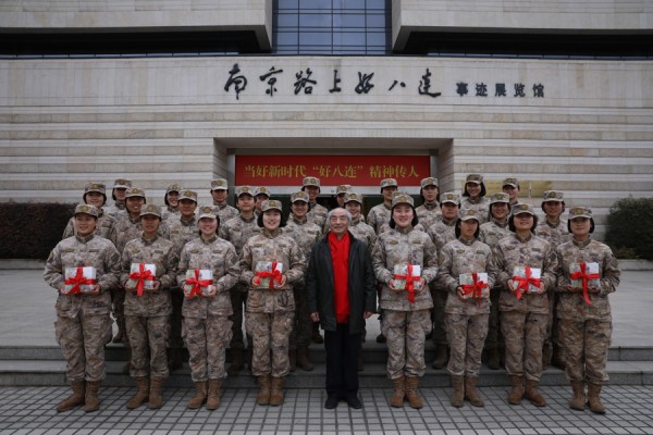 老画家汪观清携新年礼物向“好八连”拜年