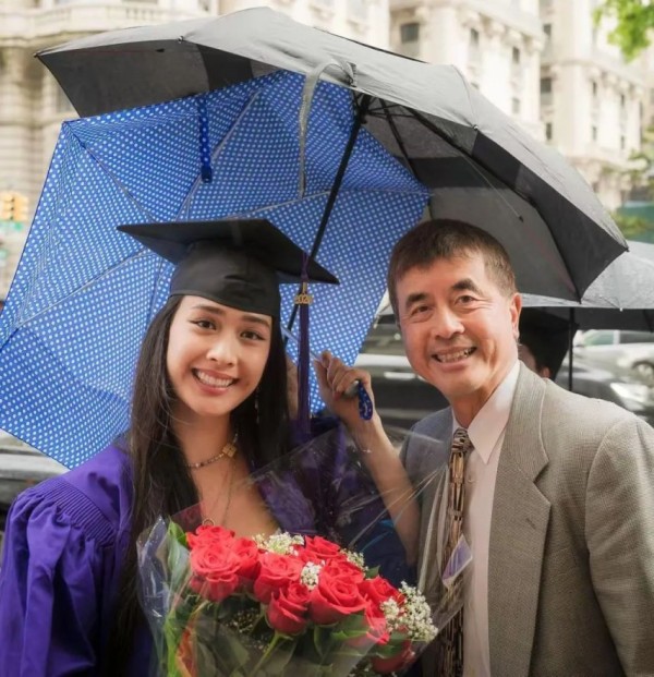 陈冲小女儿纽约大学毕业，23岁许文姗亭亭玉立有气质，继承妈妈美貌明星范足