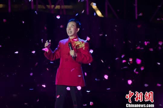 羊倌歌王石占明献唱。　武俊杰 摄