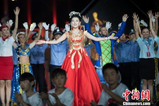 2017山西省首届旅游形象大使王慕熙登台献唱。　武俊杰 摄