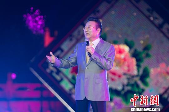 已经多次来山西的著名男高音歌唱家蒋大为，对山西的风土人情早已熟悉，当晚，他用了一首经典曲目《牡丹之歌》赞誉晋中的美。　武俊杰 摄