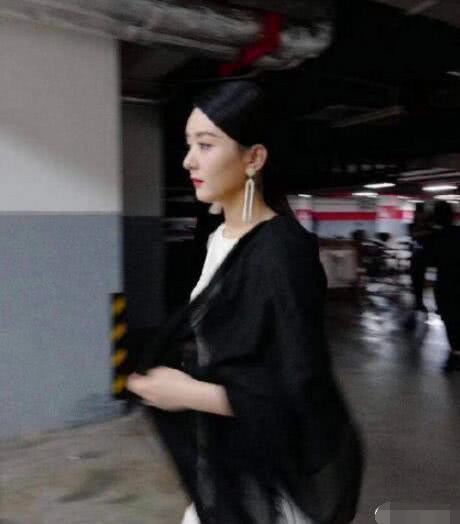 工作室晒赵丽颖高清活动组照，粉丝吐槽：修图太过，看起来怪怪的
