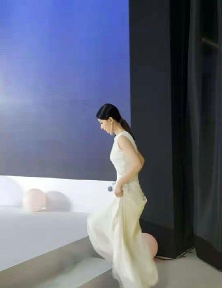 工作室晒赵丽颖高清活动组照，粉丝吐槽：修图太过，看起来怪怪的