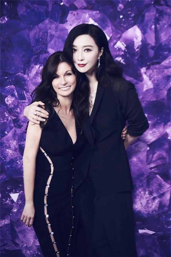 范冰冰工作室晒老板美照 粉丝吐槽：女神不需过分修图
