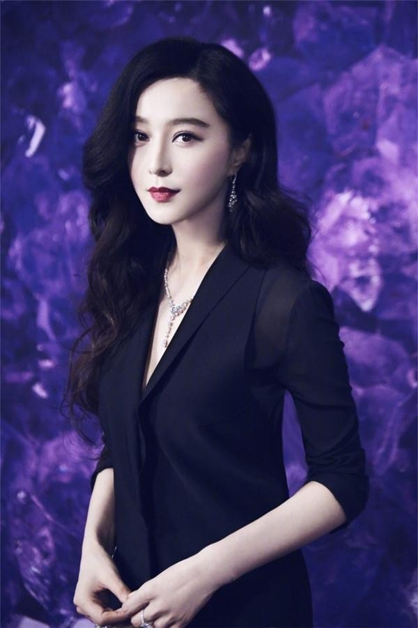 范冰冰工作室晒老板美照 粉丝吐槽：女神不需过分修图