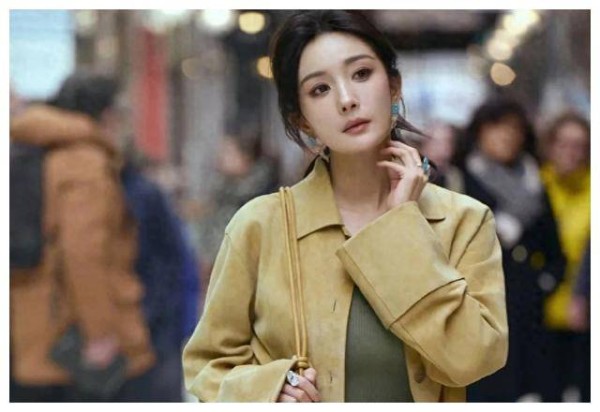 杨幂工作室惊艳晒出照片，37岁辣妈展现少女魅力，精彩看不停。