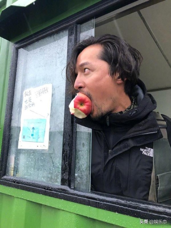 胡歌留长发满脸胡茬怎么回事？在青海做公益一点明星架子没有