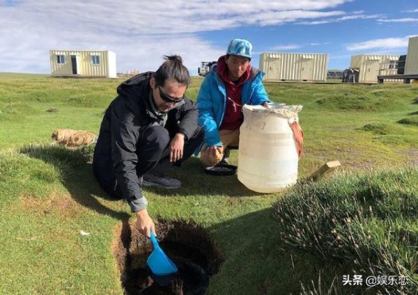 胡歌留长发满脸胡茬怎么回事？在青海做公益一点明星架子没有