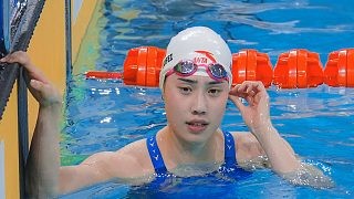 后程不足?100米蝶泳张雨霏上演最意外一幕,19岁余依婷狂飙夺冠