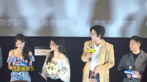 让我看看是谁这么幸福,在520婚礼现场,被女君男君撒喜糖啦!