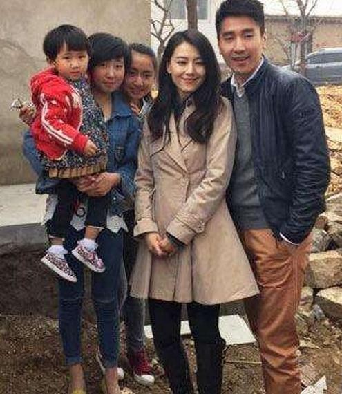 农村出来的那些明星,在老家一点架子都没有,你能认出那个是陈晓