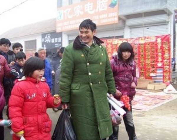 农村出来的那些明星,在老家一点架子都没有,你能认出那个是陈晓