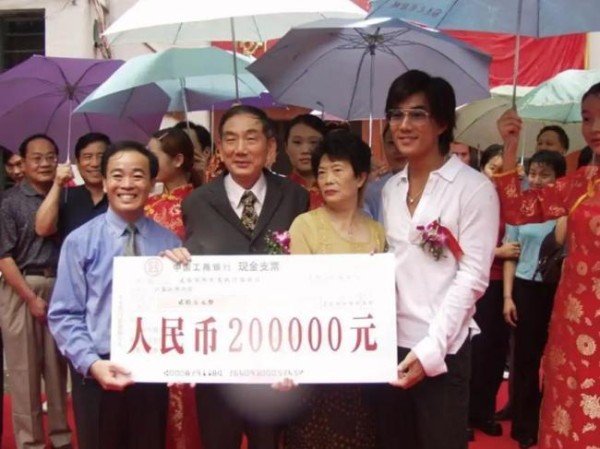 任贤齐海报在老家祖宅贴了20多年 家乡情结难舍