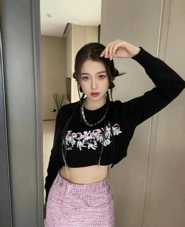 虞书欣抠牙抹菜叶，男演员衣服被弄脏，女明星卫生不容忽视