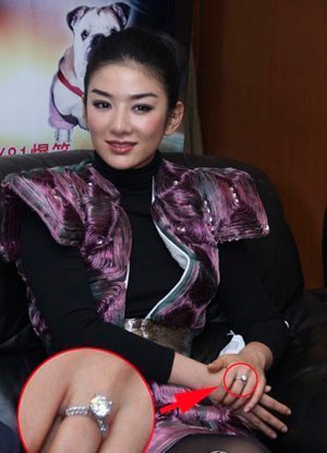 揭秘女星大秀钻戒背后暗藏的玄机（图）
