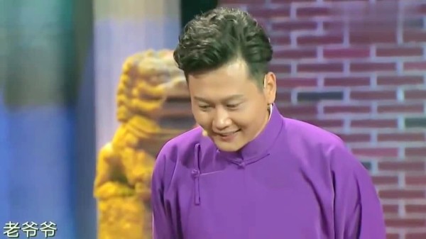 孟鹤堂讲述探访百岁村的事，笑点不断，逗笑观众